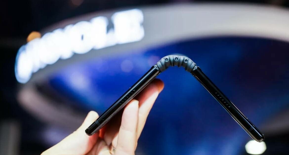 Smartphone dị nhất 2021: bán kèm cả thiên thạch?