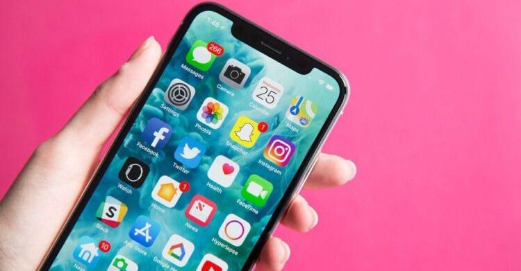Đây là một mẹo nhỏ vô cùng hữu ích mỗi khi nhập văn bản trên iPhone, bạn có thể cài đặt các từ khoá tắt để tạo thay thế văn bản nhập dữ liệu một cách nhanh hơn. Bước 1: Vào phần Cài đặt, tiếp đó chạm vào Cài đặt Chung. Chọn tiếp Bàn phím. 5 mẹo vô cùng hữu ích dành cho iPhone không dùng đừng có mà hối hận 5 Bước 2: Chạm vào Thay thế văn bản, sau đó nhấn vào nút thêm ở góc trên bên phải. 5 mẹo vô cùng hữu ích dành cho iPhone không dùng đừng có mà hối hận 6 Bước 3: Nhập một cụm từ vào trường cụm từ. Tiếp đó, nhập văn bản thay thế mà bạn muốn sử dụng vào trường phím tắt và nhấn Lưu. Bất cứ lúc nào bạn nhập văn bản thay thế, cụm từ sẽ xuất hiện trong phần tiên đoán văn bản tại bàn phím. 5 mẹo vô cùng hữu ích dành cho iPhone không dùng đừng có mà hối hận 7 Xem bức ảnh đầu tiên trong album ảnh Đôi khi album ảnh của bạn quá lớn, nhưng nếu bạn muốn tìm một vài bức ảnh đầu tiên trong album, bạn thường mất nhiều thời gian để cuộn lên. Tuy nhiên, tôi sẽ hướng dẫn bạn thủ thuật này để bạn có thể xem ảnh album đầu tiên cực kỳ đơn giản đó. . giản dị. Chuyển đến album bạn muốn xem, sau đó chạm vào đầu màn hình. 5 mẹo vô cùng hữu ích dành cho iPhone không dùng đừng có mà hối hận 8
