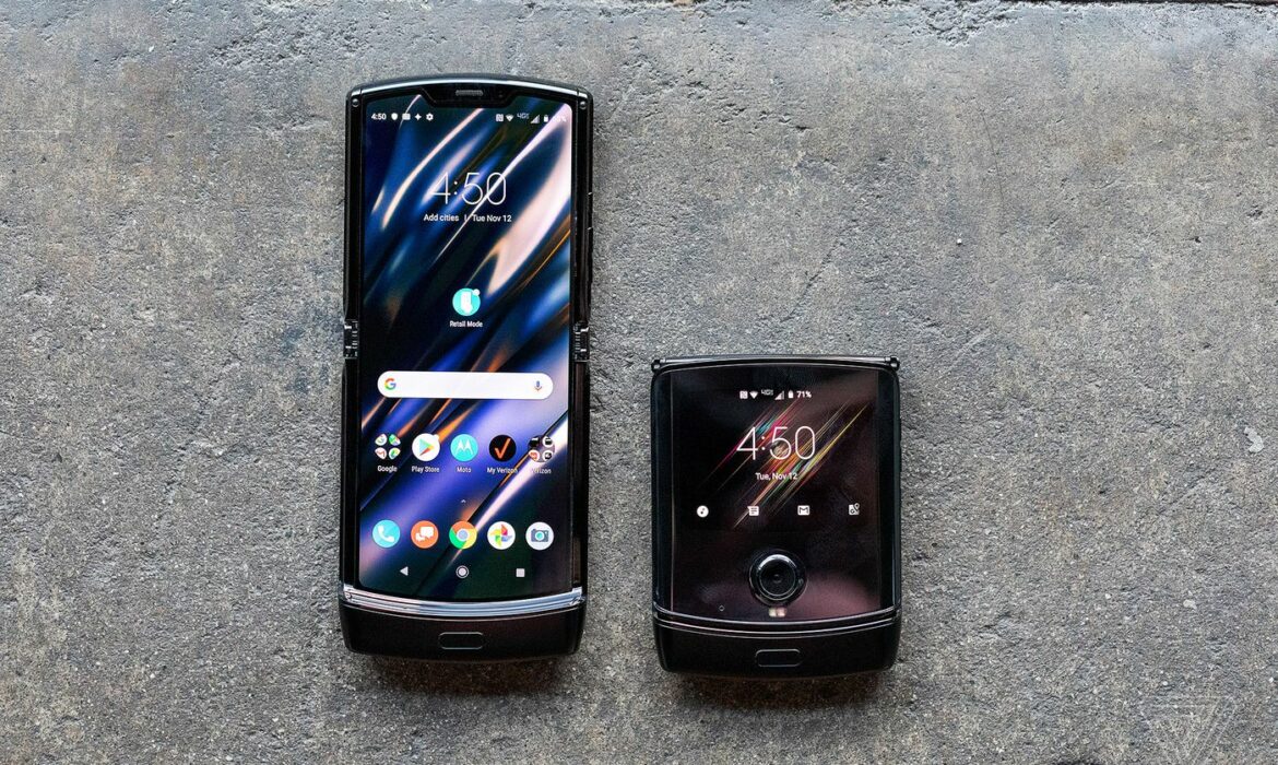 Motorola là một trong những công ty đầu tiên ra mắt điện thoại thông minh có thể gập lại. Công ty hiện đã được WIPO (Tổ chức Sở hữu Trí tuệ Thế giới) cấp bằng sáng chế cho một điện thoại có thể gập lại khác, nhưng màn hình sẽ gập hướng ra bên ngoài, tạo ra một thiết bị hai màn hình. Điện thoại màn hình gập hướng ra ngoài của Motorola Thiết kế mới Motorola Bằng sáng chế cho thấy một phần nhô lên trên đầu điện thoại để thiết lập camera, có nghĩa là phần dưới cùng của màn hình sẽ ngắn hơn. Thiết bị mới được cấp bằng sáng chế là sự kết hợp giữa Moto Razr và Royole Flexpai. Royole Flexpai là dòng máy gập hướng ra ngoài. Bản lề thực tế là một giải pháp hoàn toàn mới, giúp giảm thiểu nếp gấp và cho phép điện thoại có thể gập phẳng mà không có bất kỳ khoảng trống nào. Sẽ có các bộ phận chuyển động với cơ chế thích hợp – để cho phép bảng điều khiển có thể uốn cong tự do, nếu thiết bị được đưa ra thị trường. Thiết kế này có một số ưu điểm rõ ràng. Nếu thực sự khắc phục hoặc cải tiến những vấn đề về bản lề hay tấm kính, Motorola chắc chắn sẽ tung ra bản thương mại.