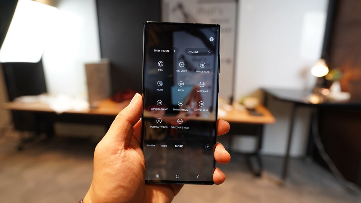  Với One UI 4 dựa trên Android 12, Samsung đã mang đến một loạt các tính năng camera mới cho dòng Galaxy S22, bao gồm chế độ chân dung nâng cao hỗ trợ nhận dạng vật nuôi, chụp ảnh chân dung ở chế độ ban đêm, ống kính tele cho video chân dung v.v... Vào tháng 3, công ty phát hành danh sách các thiết bị Galaxy cũ sẽ nhận được một số tính năng máy ảnh trên Galaxy S22 Series thông qua bản cập nhật phần mềm. Mặc dù không có lịch trình cụ thể, nhưng hiện tại Samsung đã bắt đầu triển khai kế hoạch này và bắt đầu với dòng Galaxy S21. Theo một bài đăng gần đây trên diễn đàn Cộng đồng Samsung, công ty đã bắt đầu tung ra các tính năng mới của camera cho dòng Galaxy S21 tại thị trường Hàn Quốc. Bao gồm: Cải thiện chụp ảnh chân dung ở chế độ ban đêm Cải thiện tính năng tự động đóng khung Hỗ trợ tiện ích mở rộng trong ứng dụng cuộc gọi video và các hiệu ứng tự động đóng khung Cải tiến chất lượng máy ảnh cho các ứng dụng mạng xã hội và máy ảnh của bên thứ ba Những tính năng này cũng sẽ được phát hành cho Galaxy Z Fold3 trong những ngày tới, cùng với Expert RAW và hỗ trợ ống kính tele trong Chế độ chuyên nghiệp. Tuy nhiên, Z Flip3 chỉ nhận được các cải tiến cho tính năng tự động tạo khung hình, hỗ trợ tiện ích mở rộng cuộc gọi video, hiệu ứng tự động đóng khung và một số nâng cấp về camera của bên thứ ba. Tính năng chụp chân dung ở chế độ ban đêm cũng ra mắt trên một số thiết bị Galaxy khác, bao gồm dòng Galaxy S20, Galaxy Note 20 và Galaxy Z Fold2. Trong khi tính năng tự động lấy khung hình được cải tiến sẽ đến với Galaxy S21 FE, Galaxy Z Fold 2 và Galaxy Z Flip 5G/LTE. Bài đăng cũng lưu ý rằng, Galaxy S21 FE, Galaxy S20 series, Galaxy Note 20 series, Galaxy Z Fold2 và Z Flip 5G/LTE sẽ được hỗ trợ mở rộng ứng dụng cuộc gọi video với bản cập nhật sắp tới. Dòng Galaxy S10, Note 10, Z Fold và Note 10 Lite sẽ được hỗ trợ tiện ích mở rộng trong ứng dụng cuộc gọi video. Như đã đề cập trước đó, bản cập nhật camera mới đã bắt đầu được tung ra cho dòng Galaxy S21 ở Hàn Quốc (số hiệu G99xNKSU3CVE1) và một số quốc gia châu Âu (số hiệu G99xBXXU5CVDD). Theo bảng thay đổi được đề cập trên trang web của Samsung, bản phát hành toàn cầu (số bản dựng G99xBXXU5CVDD) bao gồm: Độ ổn định tổng thể của thiết bị đã được cải thiện. Độ bảo mật của thiết bị của bạn đã được cải thiện. Máy ảnh Tính năng Chế độ chụp chân dung ban đêm đã được tăng cường. Chất lượng hình ảnh chụp bằng ứng dụng mạng xã hội hoặc máy ảnh tải về từ cửa hàng ứng dụng đã được cải thiện. Tính năng ‘Tự động căn chỉnh’ được hỗ trợ ở chế độ video và một số ứng dụng cuộc gọi video.